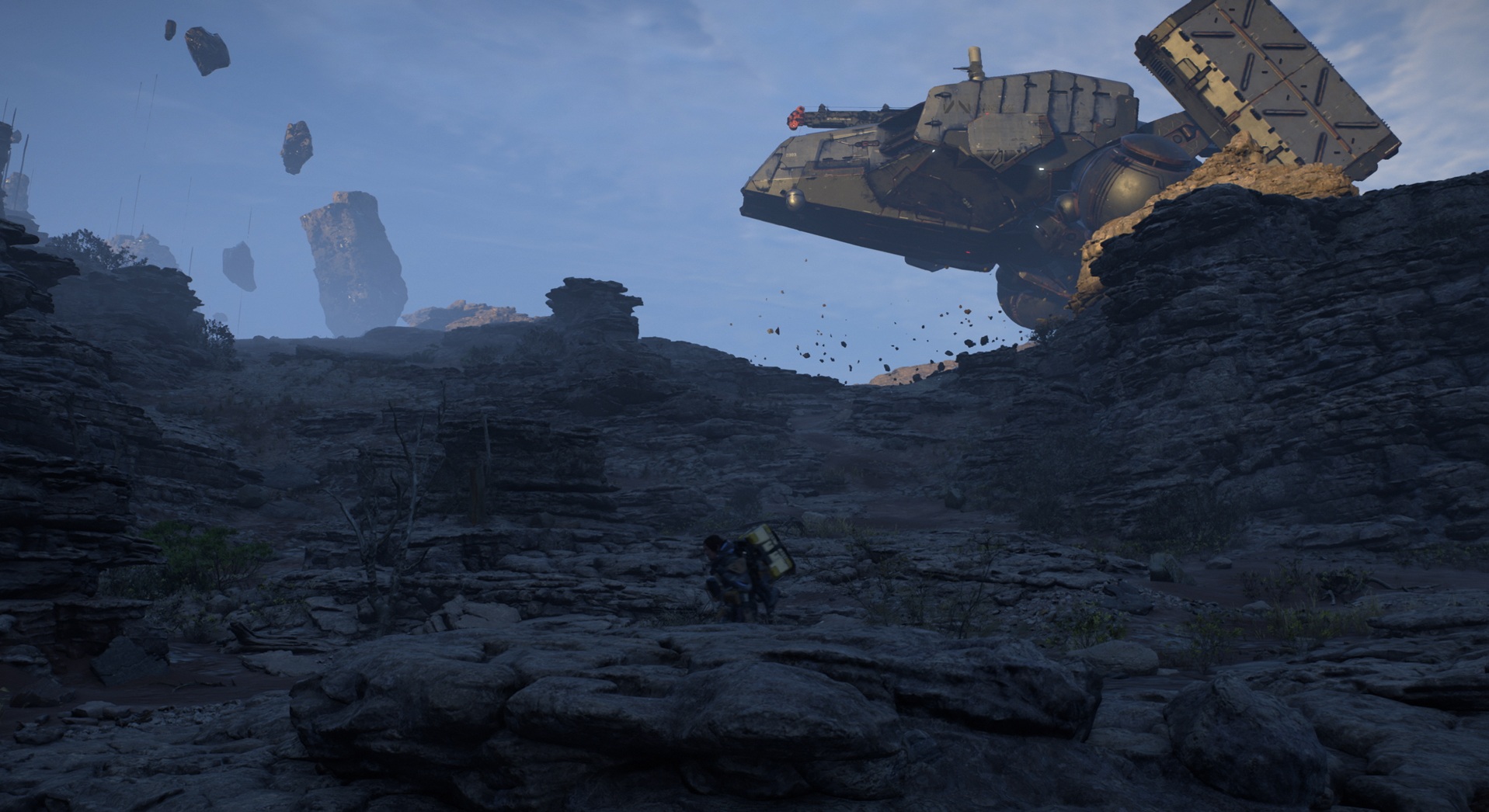 Imagen del personaje explorando un entorno postapocalíptico con su equipo de carga.